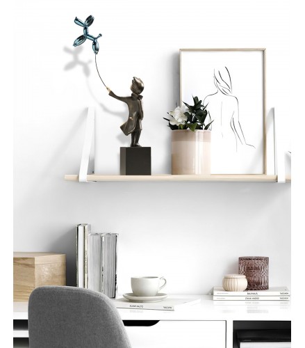 Child with balloon dog