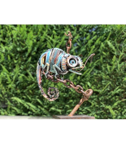 Break your camouflage Break your chains